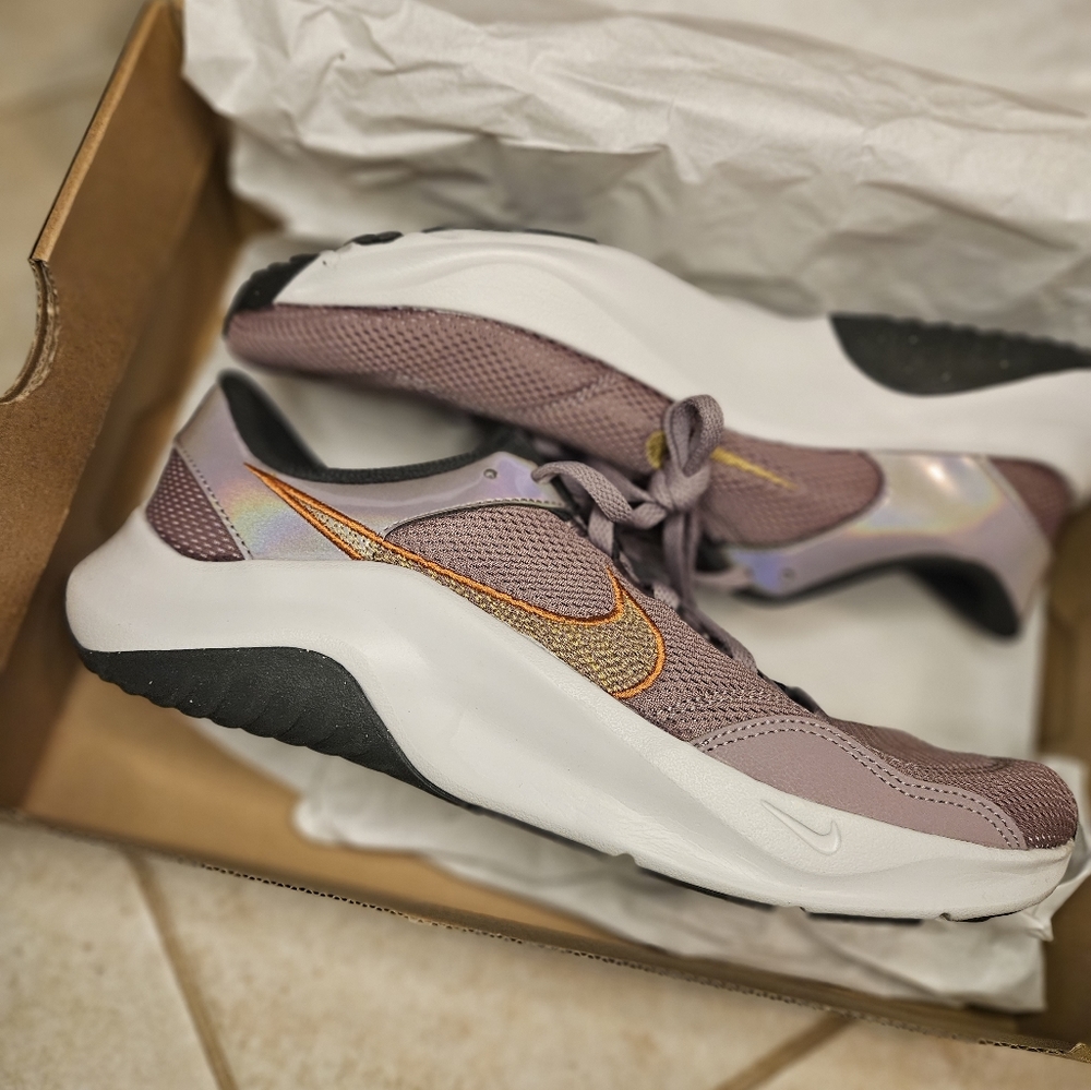 Nike legend essential sneakers
